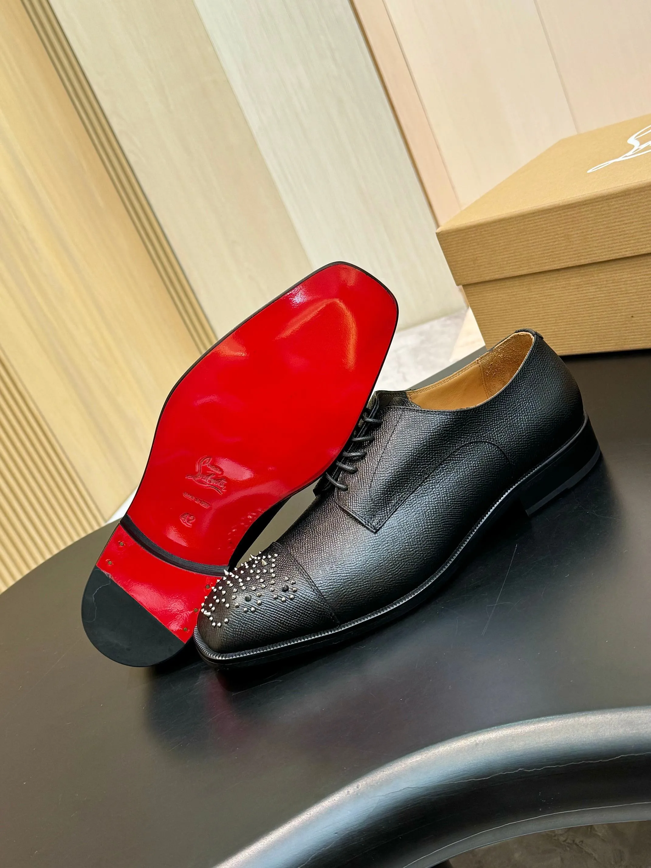 [CL red sole shoes] Top P: 1020💰 Size 39-44 (⚠️38.45.46.47 custom-made, non-returnable and non-exchangeable) 🆑High-end men's business formal leather shoes, original authentic top quality goods ••✅💯 Top original order purchasing agent! Original imported patterned cowhide ➕Imported cowhide lining ➕Cowhide feet ➕Original leather outsole~🉑️Feel free to compare the authentic ones!